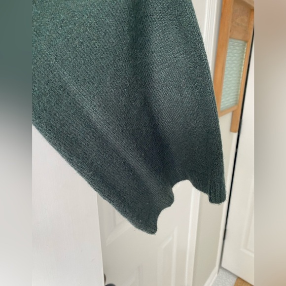 Loft Women’s Hunter Green Wide Sleeved Cold Shoulder Sweater Size M - Picture 3 of 5